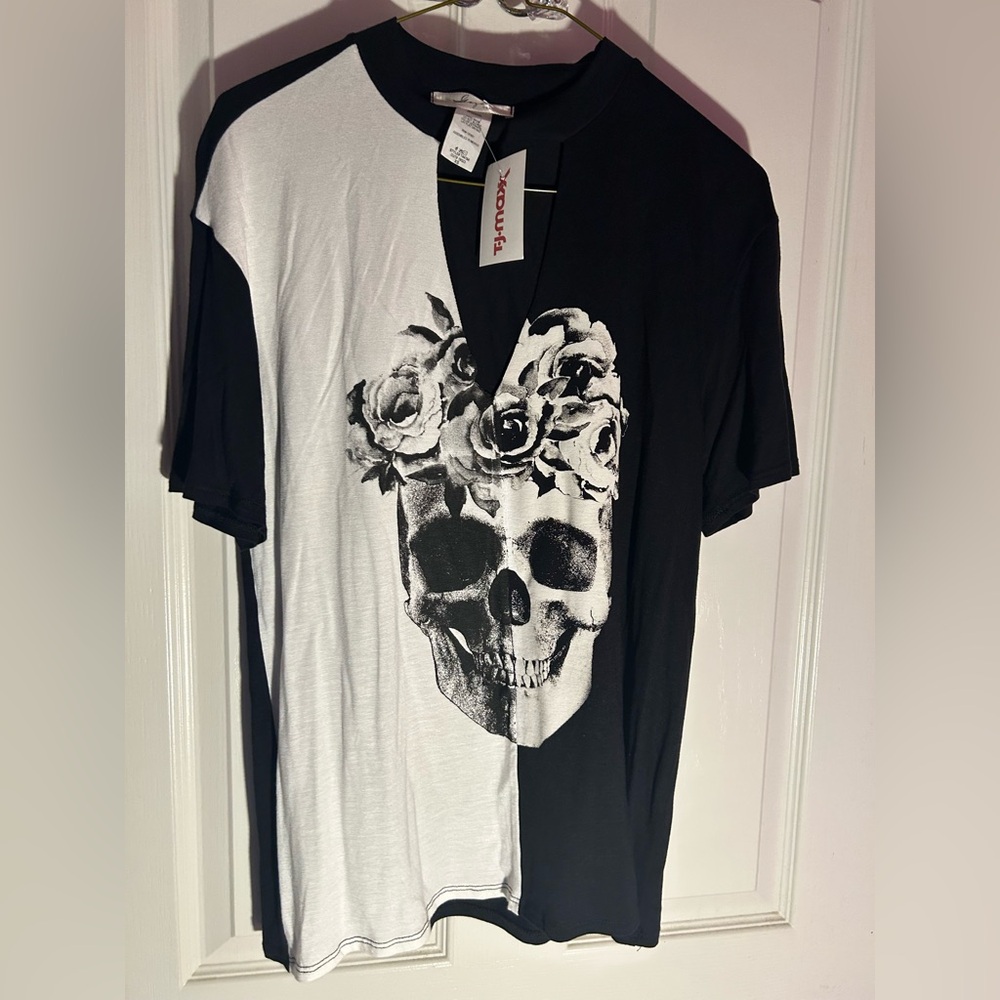 Gaze Black and White Skull Floral Tee